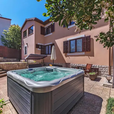 Apartment Stunning Apartment In Pula With Jacuzzi