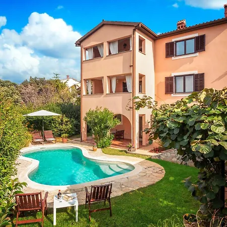 Stunning Apartment In Pula With Jacuzzi