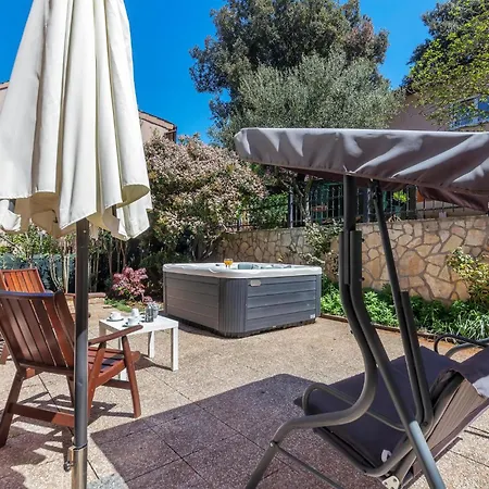 Stunning Apartment In Pula With Jacuzzi *