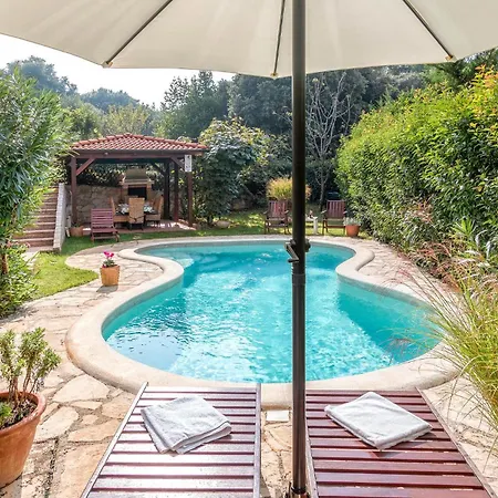 Stunning Apartment In Pula With Jacuzzi * Pula