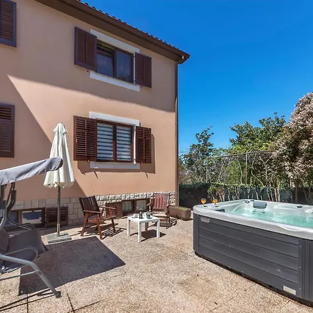 Stunning Apartment In Pula With Jacuzzi Apartment