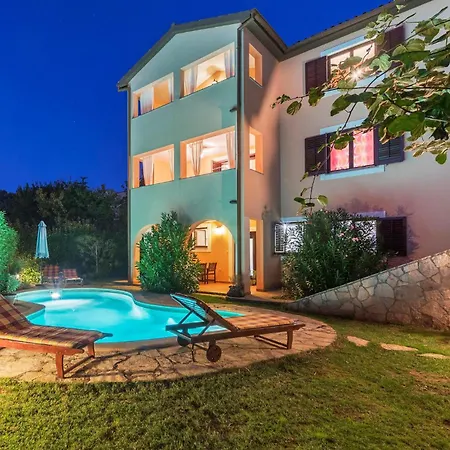Apartment Stunning Apartment In Pula With Jacuzzi