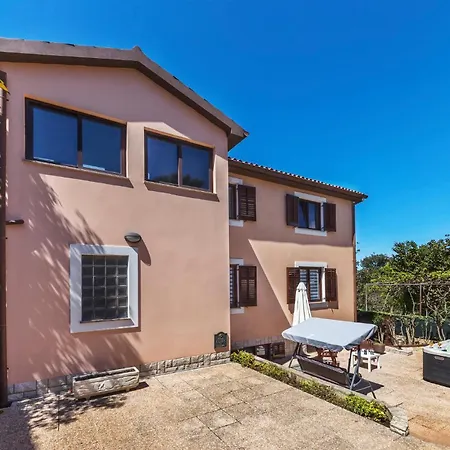 Apartament Beautiful In With Wifi Pula