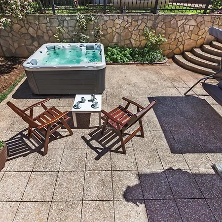 Apartment Stunning Apartment In Pula With Jacuzzi